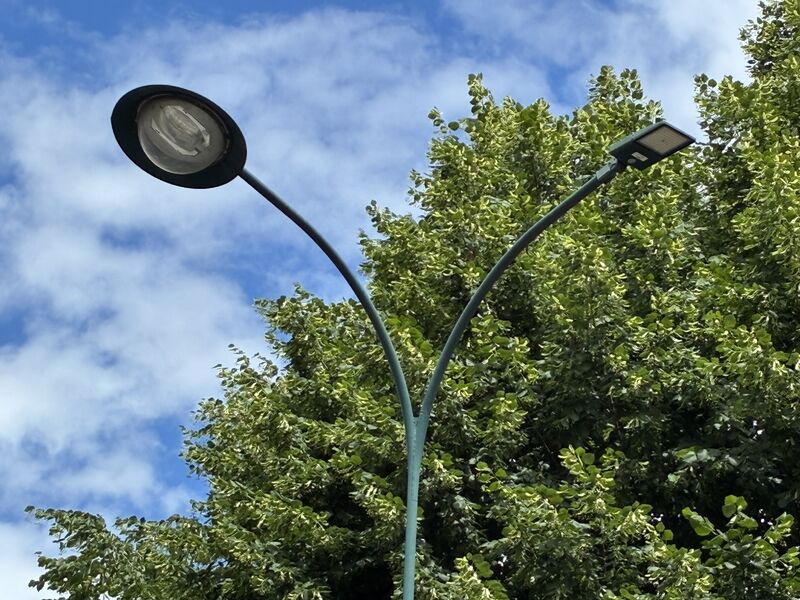 Apa warna paling umum untuk tiang dan luminer penerangan jalan?